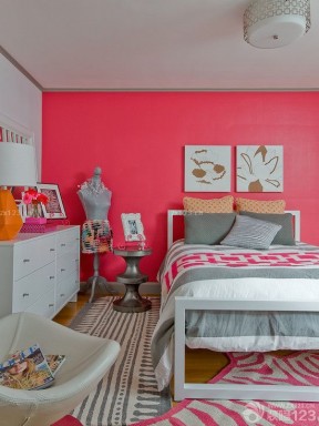 90后女生卧室设计 红色墙面装修效果图片