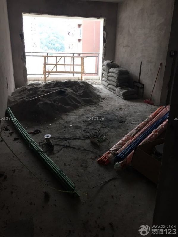 水電終于進場了感覺花兒也謝了~不知這項工程需要多久~