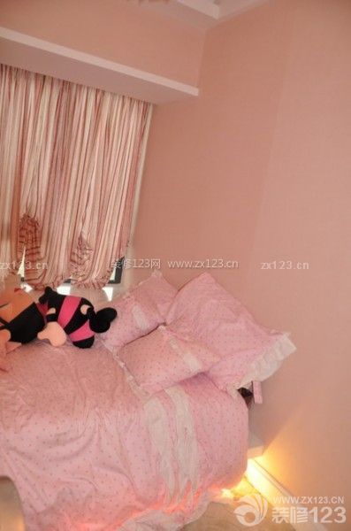 儿童房粉色窗帘装修效果图片