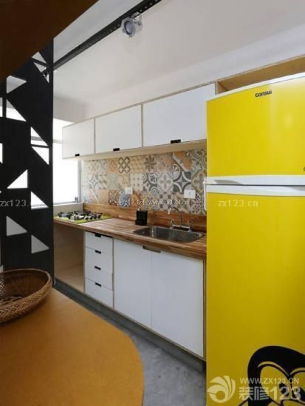 56平米彩色个性公寓装修设计效果图
