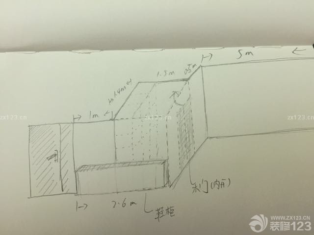 我好想把客廳儲(chǔ)物柜改成儲(chǔ)物間??！不知道好不好！儲(chǔ)物柜打60公分還是不能滿足我的需求啊，有儲(chǔ)物間以后落地扇、掛燙機(jī)都能扔進(jìn)去了。另外：這要不要砌墻？還是用龍骨加石膏板隔出來(lái)？以后有沒(méi)有裂縫！