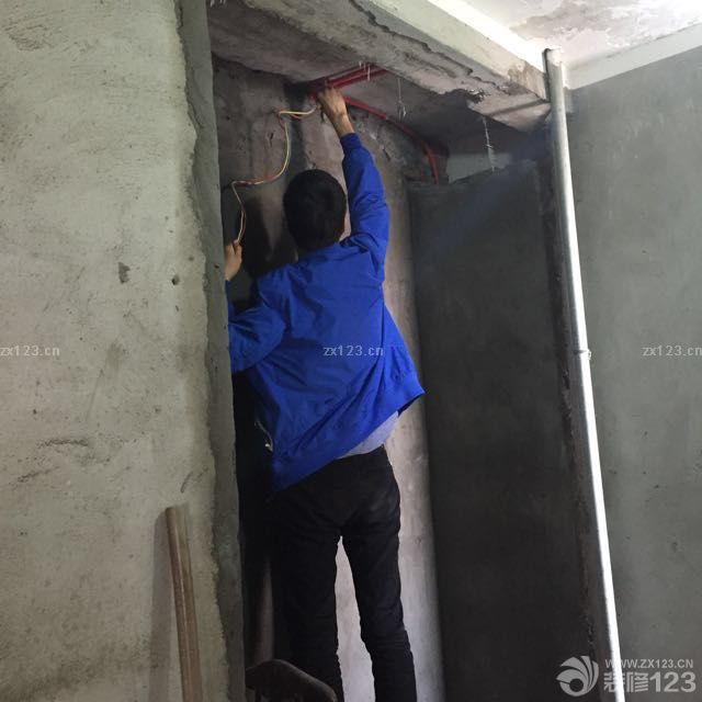 終于等到水電這道工序了，湯工來到我家進(jìn)行材料驗(yàn)收，三方確認(rèn)無誤后便開始施工，花了一天多時間，施工隊(duì)快速的安裝到位了，沈經(jīng)理打電話通知我們預(yù)約監(jiān)理過來驗(yàn)收，不好意思的讓孫工等了會我們才到，大熱天的，孫工一句怨言都沒有，反而還笑瞇瞇的安慰我們，沒事沒事，之前的孫工也是耐性超好，這里交代下，孫工出差了。