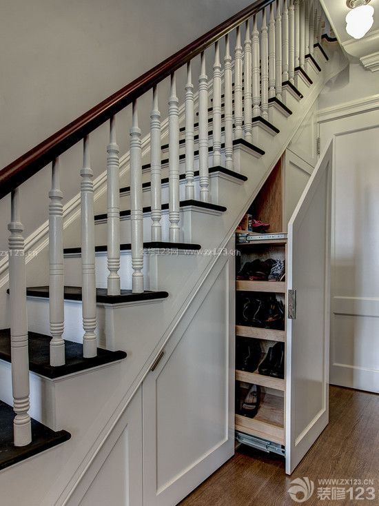 独立别墅设计室内楼梯间鞋柜装修效果图