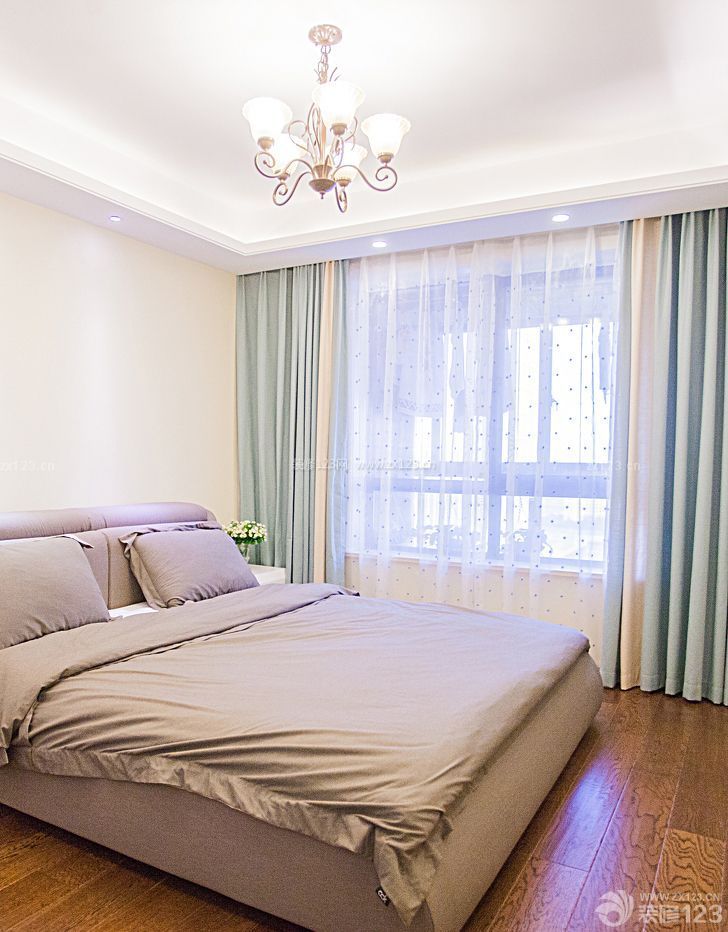 2015小户型房子卧室窗帘装修效果图片