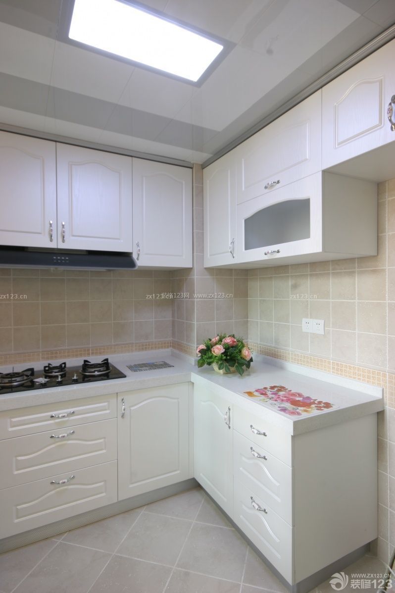 经典小户型厨房白色橱柜装修效果图片