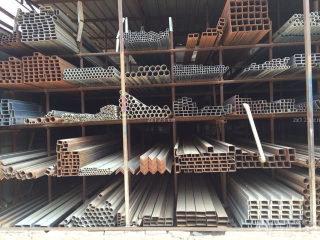 一大早，钢材市场采购原料，工字钢，槽钢，全部国标！