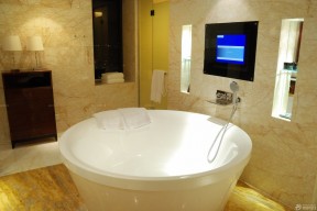 最新快捷酒店浴室白色浴缸装修效果图片