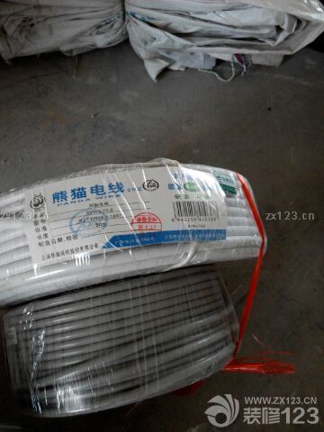 電線送到，熊貓品牌，安全的保障，期待水電王師付的管線鋪設(shè)技藝專業(yè)、到位。