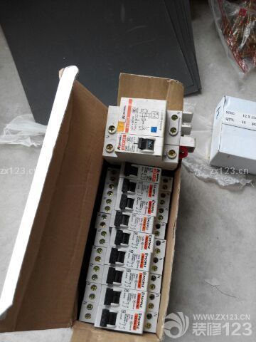 電線送到，熊貓品牌，安全的保障，期待水電王師付的管線鋪設(shè)技藝專業(yè)、到位。