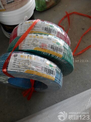 電線送到，熊貓品牌，安全的保障，期待水電王師付的管線鋪設(shè)技藝專業(yè)、到位。