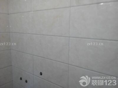 禧鑫的裝修泥工曹師付鋪墻地磚的技術(shù)超級好，墻面平整，線條筆直，陰角陽角嚴絲合縫，，不可多得的泥工師付。