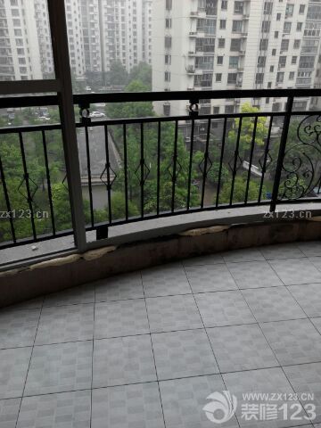 禧鑫的裝修泥工曹師付鋪墻地磚的技術(shù)超級好，墻面平整，線條筆直，陰角陽角嚴絲合縫，，不可多得的泥工師付。