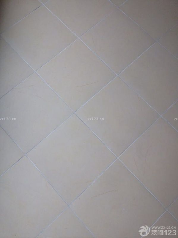 陪著粘磚師傅一起干活，好辛苦。