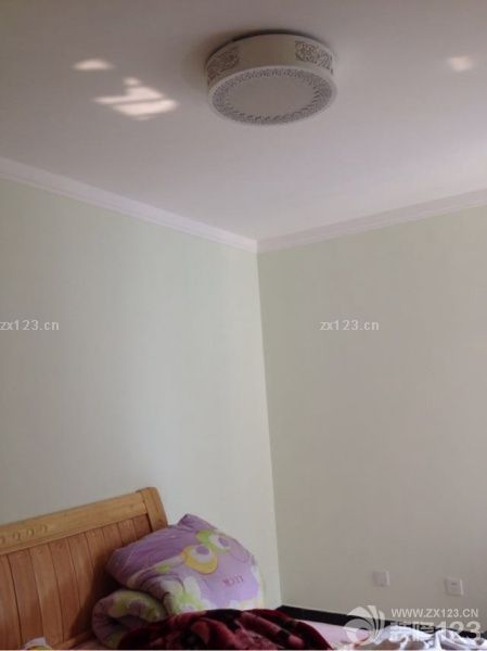 床和窗簾到位，我的標(biāo)準(zhǔn)就是簡單、自然、個性。
