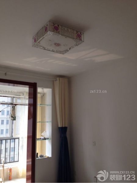床和窗簾到位，我的標(biāo)準(zhǔn)就是簡單、自然、個性。