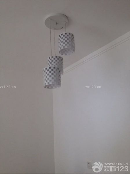 床和窗簾到位，我的標(biāo)準(zhǔn)就是簡單、自然、個性。