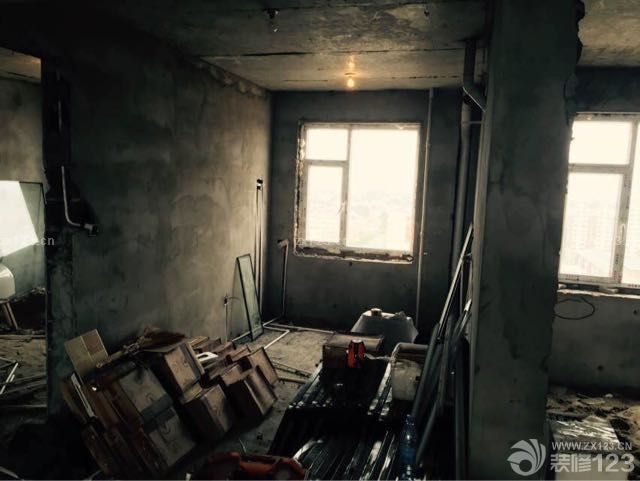 窗戶換完了?。?！<br>準備上瓦工！<br>終于開始了，真墨跡！
