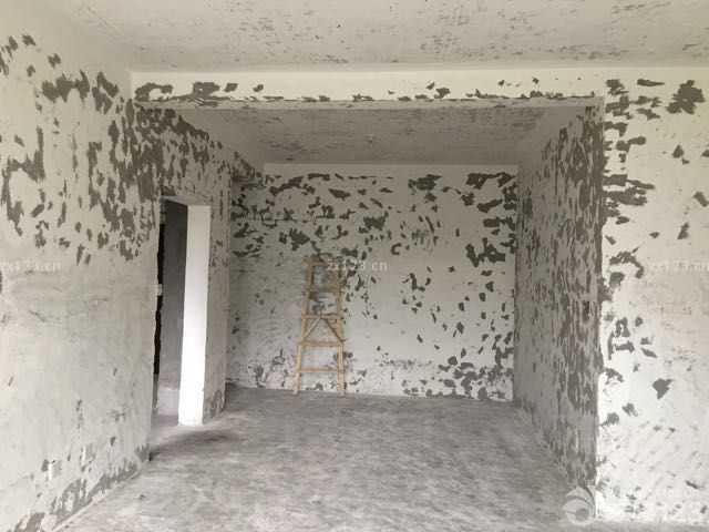 新家開始裝修了喲。弄了個開工儀式，晚上來確定水電改造時，發(fā)現(xiàn)該敲的墻都敲了，墻也鏟了些，今天來看就全部弄完了，建渣也清理干凈了，速度挺快的。