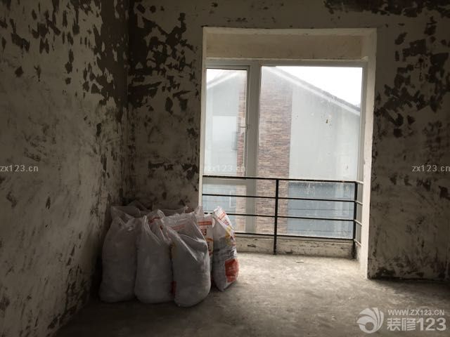 新家開始裝修了喲。弄了個開工儀式，晚上來確定水電改造時，發(fā)現(xiàn)該敲的墻都敲了，墻也鏟了些，今天來看就全部弄完了，建渣也清理干凈了，速度挺快的。