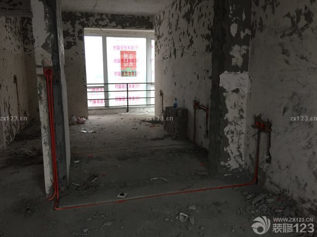 裝修繼續(xù)進行著，上周客廳的風管機裝好了，本應周五就好了的，由于沒找著打孔的，到周六才弄好，打孔的時候還把電線弄壞了。今天水電改造也完成了，改了蠻多的，遺憾的是完工量完尺寸計算完價格與當初的估價有點出入，期待四號的驗收。還有就是出電梯映入眼簾的便是裝修公司包的門套上的八個大字“開工大吉，出入平安”，期待兩個多月后的完工后的作品，希望裝修能夠順利的進行。