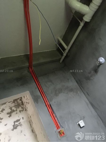 裝修繼續(xù)進行著，上周客廳的風管機裝好了，本應周五就好了的，由于沒找著打孔的，到周六才弄好，打孔的時候還把電線弄壞了。今天水電改造也完成了，改了蠻多的，遺憾的是完工量完尺寸計算完價格與當初的估價有點出入，期待四號的驗收。還有就是出電梯映入眼簾的便是裝修公司包的門套上的八個大字“開工大吉，出入平安”，期待兩個多月后的完工后的作品，希望裝修能夠順利的進行。