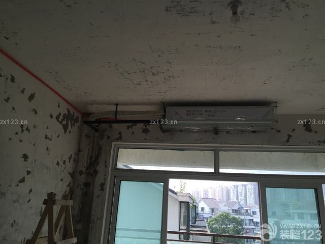 裝修繼續(xù)進行著，上周客廳的風管機裝好了，本應周五就好了的，由于沒找著打孔的，到周六才弄好，打孔的時候還把電線弄壞了。今天水電改造也完成了，改了蠻多的，遺憾的是完工量完尺寸計算完價格與當初的估價有點出入，期待四號的驗收。還有就是出電梯映入眼簾的便是裝修公司包的門套上的八個大字“開工大吉，出入平安”，期待兩個多月后的完工后的作品，希望裝修能夠順利的進行。