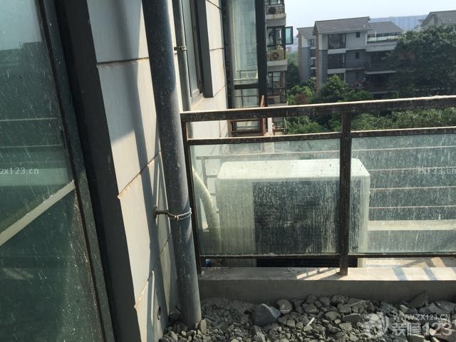 裝修繼續(xù)進行著，上周客廳的風管機裝好了，本應周五就好了的，由于沒找著打孔的，到周六才弄好，打孔的時候還把電線弄壞了。今天水電改造也完成了，改了蠻多的，遺憾的是完工量完尺寸計算完價格與當初的估價有點出入，期待四號的驗收。還有就是出電梯映入眼簾的便是裝修公司包的門套上的八個大字“開工大吉，出入平安”，期待兩個多月后的完工后的作品，希望裝修能夠順利的進行。