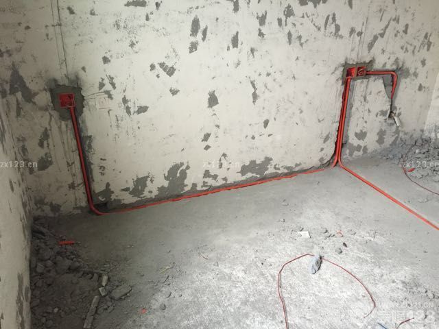 裝修繼續(xù)進行著，上周客廳的風管機裝好了，本應周五就好了的，由于沒找著打孔的，到周六才弄好，打孔的時候還把電線弄壞了。今天水電改造也完成了，改了蠻多的，遺憾的是完工量完尺寸計算完價格與當初的估價有點出入，期待四號的驗收。還有就是出電梯映入眼簾的便是裝修公司包的門套上的八個大字“開工大吉，出入平安”，期待兩個多月后的完工后的作品，希望裝修能夠順利的進行。