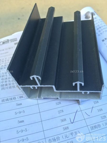 裝修的速度比想象中要快的多，酒柜鞋柜衣柜都做好了，不過衣柜里的那些釘子后期不知道會如何處理。工長說做完閉水測試，今天就可以貼衛(wèi)生間和廚房的磚了，催我們把陽臺封起來，不要的門窗給拆了，所以昨天把這些都處理好了，該拆的和不該拆的都拆了，陽臺也于三日之后開始把框架裝好，方便師傅們貼磚，由于之前客廳的磚有點色差又重新選了款很好看的磚，期待完工后的效果。