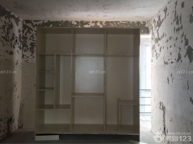 裝修的速度比想象中要快的多，酒柜鞋柜衣柜都做好了，不過衣柜里的那些釘子后期不知道會如何處理。工長說做完閉水測試，今天就可以貼衛(wèi)生間和廚房的磚了，催我們把陽臺封起來，不要的門窗給拆了，所以昨天把這些都處理好了，該拆的和不該拆的都拆了，陽臺也于三日之后開始把框架裝好，方便師傅們貼磚，由于之前客廳的磚有點色差又重新選了款很好看的磚，期待完工后的效果。