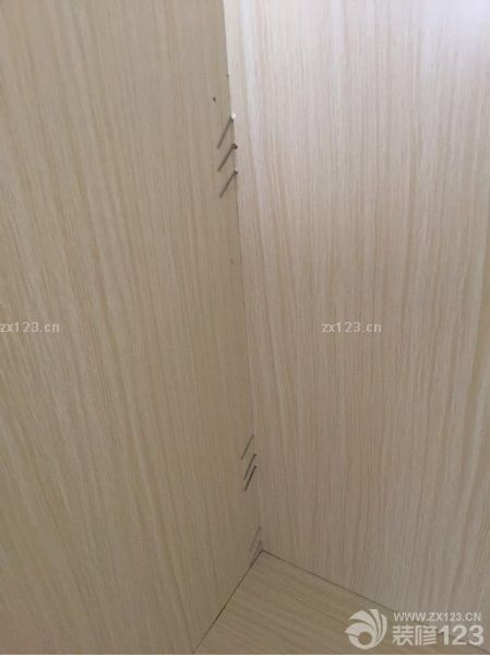 裝修的速度比想象中要快的多，酒柜鞋柜衣柜都做好了，不過衣柜里的那些釘子后期不知道會如何處理。工長說做完閉水測試，今天就可以貼衛(wèi)生間和廚房的磚了，催我們把陽臺封起來，不要的門窗給拆了，所以昨天把這些都處理好了，該拆的和不該拆的都拆了，陽臺也于三日之后開始把框架裝好，方便師傅們貼磚，由于之前客廳的磚有點色差又重新選了款很好看的磚，期待完工后的效果。