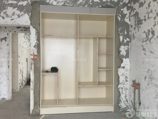 公共衛(wèi)生間和廚房的墻磚貼好了，但是廚房沒有貼我想要的好看的磚，主臥次臥的衣柜柜體做完也固定起了，感覺還是可以。