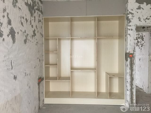 公共衛(wèi)生間和廚房的墻磚貼好了，但是廚房沒有貼我想要的好看的磚，主臥次臥的衣柜柜體做完也固定起了，感覺還是可以。