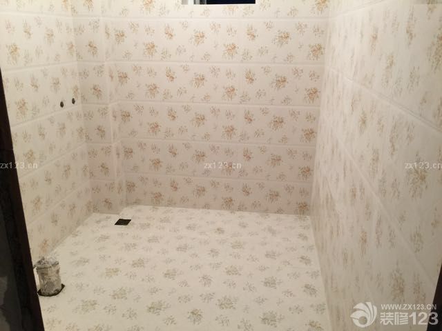 客廳和廚房的陽臺的外框裝好了，安全系數(shù)增高，之前的護欄本不應該提前拆的，沒經驗被一起拆了。主臥衛(wèi)生間墻磚地磚全部貼好了，還是多好看的，滿意！失望的是裝修公司經核查廚房是有花磚的，但是今天竟然只送了一塊來