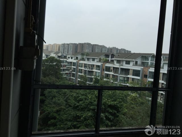 客廳和廚房的陽臺的外框裝好了，安全系數(shù)增高，之前的護欄本不應該提前拆的，沒經驗被一起拆了。主臥衛(wèi)生間墻磚地磚全部貼好了，還是多好看的，滿意！失望的是裝修公司經核查廚房是有花磚的，但是今天竟然只送了一塊來