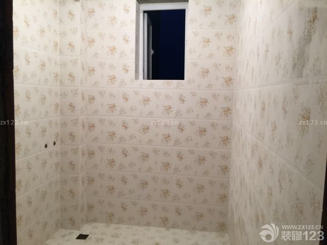 客廳和廚房的陽臺的外框裝好了，安全系數(shù)增高，之前的護欄本不應該提前拆的，沒經驗被一起拆了。主臥衛(wèi)生間墻磚地磚全部貼好了，還是多好看的，滿意！失望的是裝修公司經核查廚房是有花磚的，但是今天竟然只送了一塊來