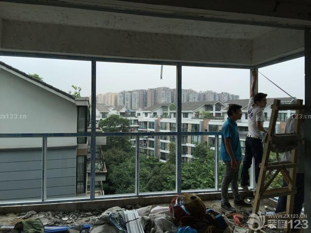 客廳和廚房的陽臺的外框裝好了，安全系數(shù)增高，之前的護欄本不應該提前拆的，沒經驗被一起拆了。主臥衛(wèi)生間墻磚地磚全部貼好了，還是多好看的，滿意！失望的是裝修公司經核查廚房是有花磚的，但是今天竟然只送了一塊來