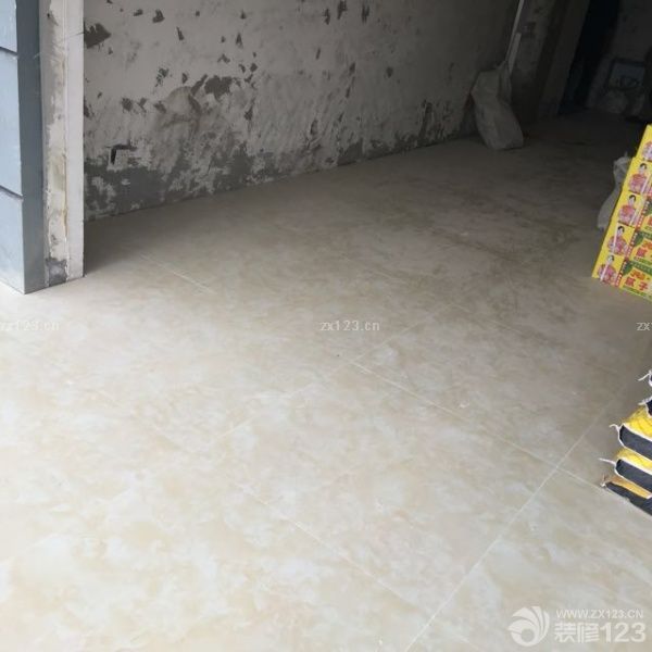 今天下午來做泥木驗收，吊頂工藝不錯，但是入戶、過道和衛(wèi)生間有四處因空鼓需要整改，客廳的磚有貼的不平的，還沒得出一致的原因和解決辦法，待解決。之前送錯的膩子和石膏送過來了。