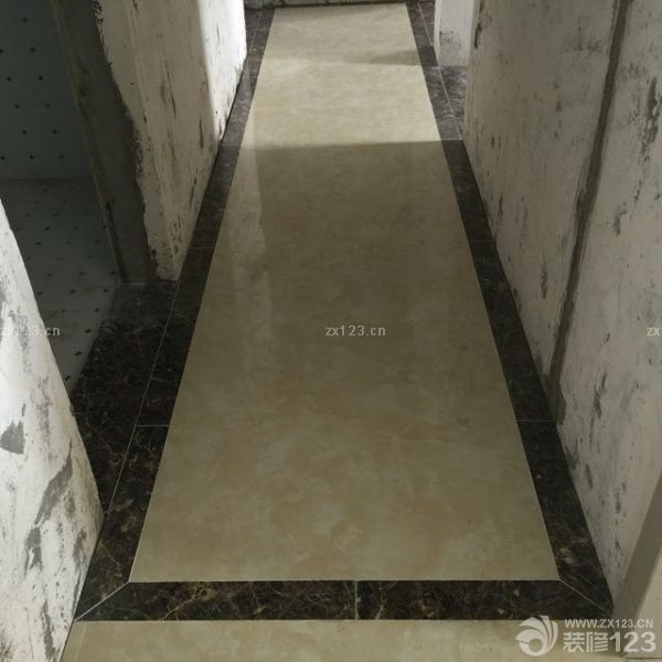 今天下午來做泥木驗收，吊頂工藝不錯，但是入戶、過道和衛(wèi)生間有四處因空鼓需要整改，客廳的磚有貼的不平的，還沒得出一致的原因和解決辦法，待解決。之前送錯的膩子和石膏送過來了。