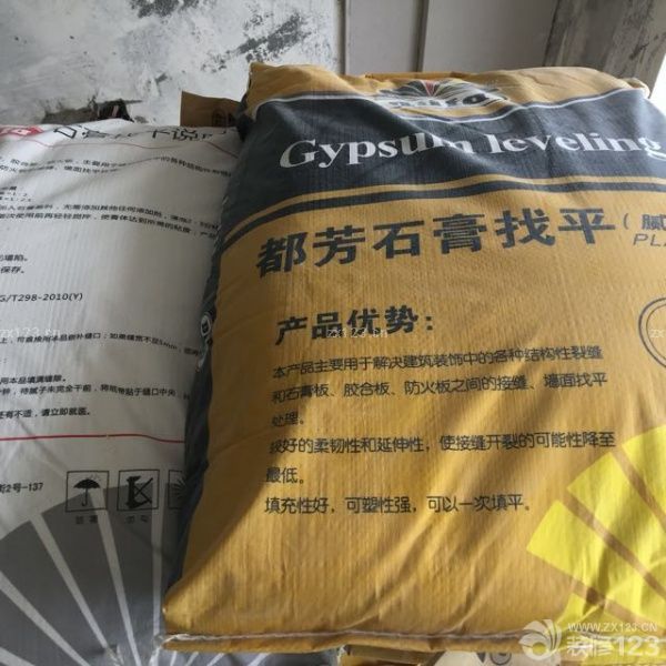 今天下午來做泥木驗收，吊頂工藝不錯，但是入戶、過道和衛(wèi)生間有四處因空鼓需要整改，客廳的磚有貼的不平的，還沒得出一致的原因和解決辦法，待解決。之前送錯的膩子和石膏送過來了。