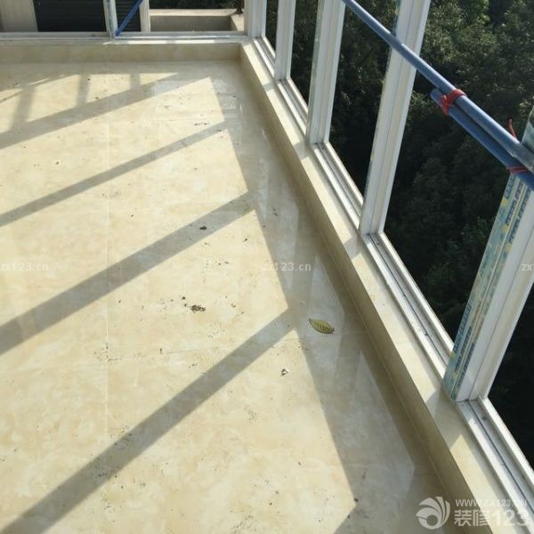 今天下午來做泥木驗收，吊頂工藝不錯，但是入戶、過道和衛(wèi)生間有四處因空鼓需要整改，客廳的磚有貼的不平的，還沒得出一致的原因和解決辦法，待解決。之前送錯的膩子和石膏送過來了。