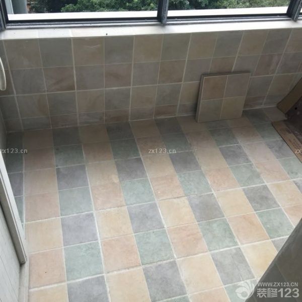 今天下午來做泥木驗收，吊頂工藝不錯，但是入戶、過道和衛(wèi)生間有四處因空鼓需要整改，客廳的磚有貼的不平的，還沒得出一致的原因和解決辦法，待解決。之前送錯的膩子和石膏送過來了。