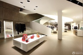 最新服裝店裝修 旋轉(zhuǎn)樓梯裝修效果圖片