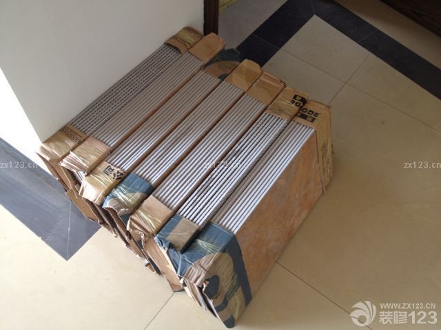 磁磚，地板到貨，主材齊了。