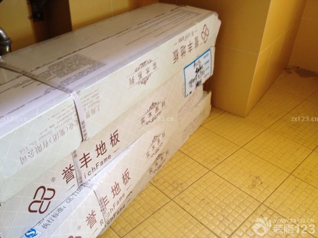 磁磚，地板到貨，主材齊了。
