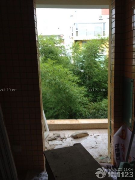 拆了一天半，十年前的塑鋼,磚頭做工確實(shí)不錯(cuò)，拆起來很費(fèi)勁，拆完之后房間通透多了。工人確實(shí)很辛苦。