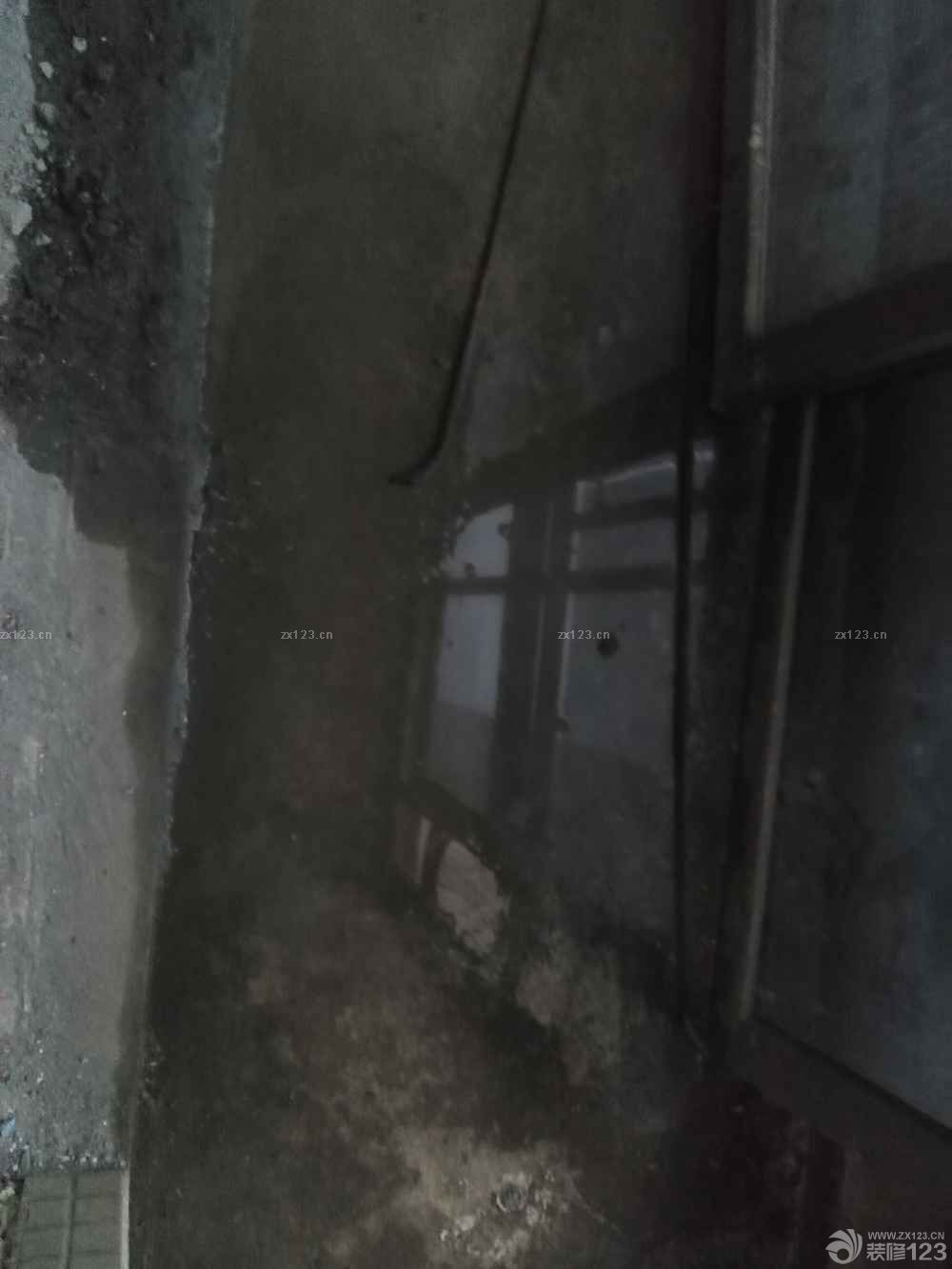 今天下班照例去工地溜了一圈，開(kāi)門(mén)有驚喜，哈哈..原有的墻皮已經(jīng)鏟完了，需要拆掉的通向兩個(gè)陽(yáng)臺(tái)的門(mén)也拆掉了，廚房的半邊墻也打掉了，給人眼前一亮的感覺(jué)，瞬間覺(jué)得我們的房子還是可以的。封陽(yáng)臺(tái)的也在下午把框架裝上去了，不得不說(shuō)就多幾個(gè)框框，給了我們不少的安全感。唯一發(fā)現(xiàn)的問(wèn)題就是我們?nèi)サ臅r(shí)候生活陽(yáng)臺(tái)積滿了水，衛(wèi)生間留的裝淋浴的水管口也在漏水，還好及時(shí)發(fā)現(xiàn)，不然把樓下淹了就不好了。