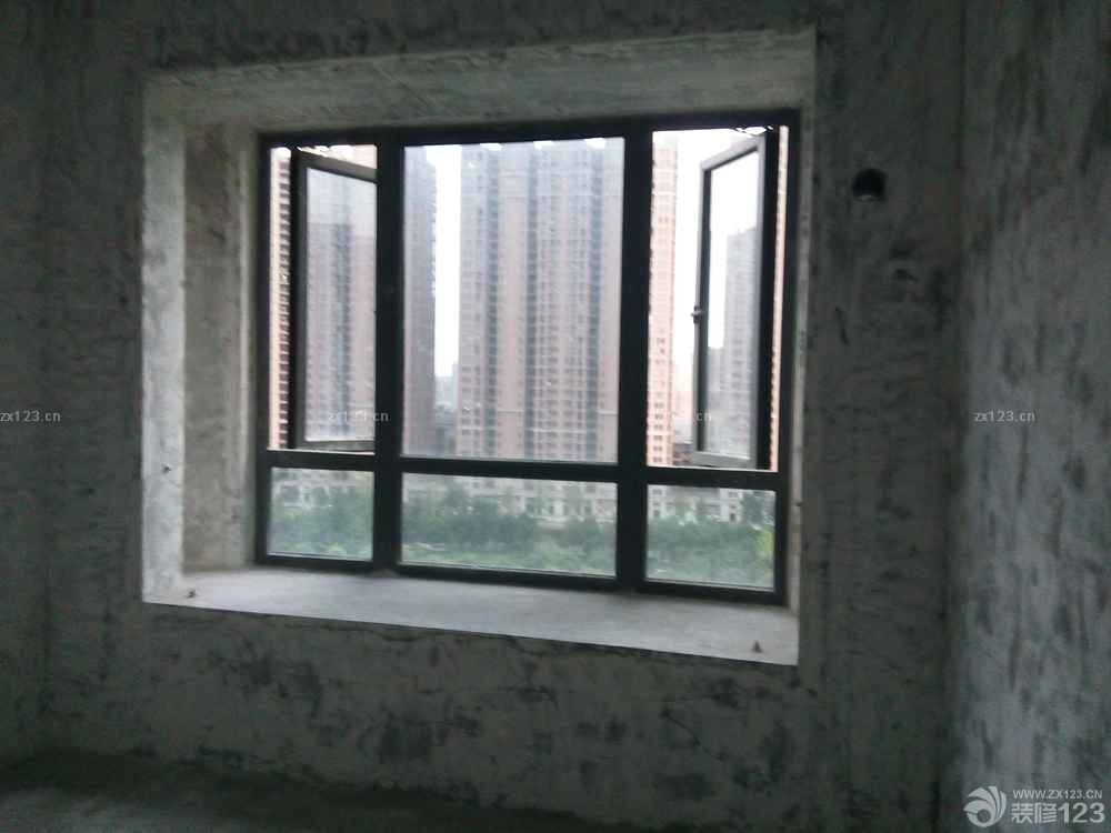 今天下班照例去工地溜了一圈，開(kāi)門(mén)有驚喜，哈哈..原有的墻皮已經(jīng)鏟完了，需要拆掉的通向兩個(gè)陽(yáng)臺(tái)的門(mén)也拆掉了，廚房的半邊墻也打掉了，給人眼前一亮的感覺(jué)，瞬間覺(jué)得我們的房子還是可以的。封陽(yáng)臺(tái)的也在下午把框架裝上去了，不得不說(shuō)就多幾個(gè)框框，給了我們不少的安全感。唯一發(fā)現(xiàn)的問(wèn)題就是我們?nèi)サ臅r(shí)候生活陽(yáng)臺(tái)積滿了水，衛(wèi)生間留的裝淋浴的水管口也在漏水，還好及時(shí)發(fā)現(xiàn)，不然把樓下淹了就不好了。