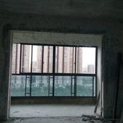 今天下午下班照例要去到房子那里，打開(kāi)門(mén)覺(jué)得好驚喜，墻皮鏟完了，原來(lái)的推拉門(mén)也拆掉了，封陽(yáng)臺(tái)的框架也裝上了，給人眼前一亮的感覺(jué)，小家初見(jiàn)雛形，哈哈，對(duì)后面的改變好期待的說(shuō)。