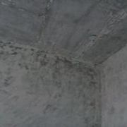 今天下午下班照例要去到房子那里，打開(kāi)門(mén)覺(jué)得好驚喜，墻皮鏟完了，原來(lái)的推拉門(mén)也拆掉了，封陽(yáng)臺(tái)的框架也裝上了，給人眼前一亮的感覺(jué)，小家初見(jiàn)雛形，哈哈，對(duì)后面的改變好期待的說(shuō)。